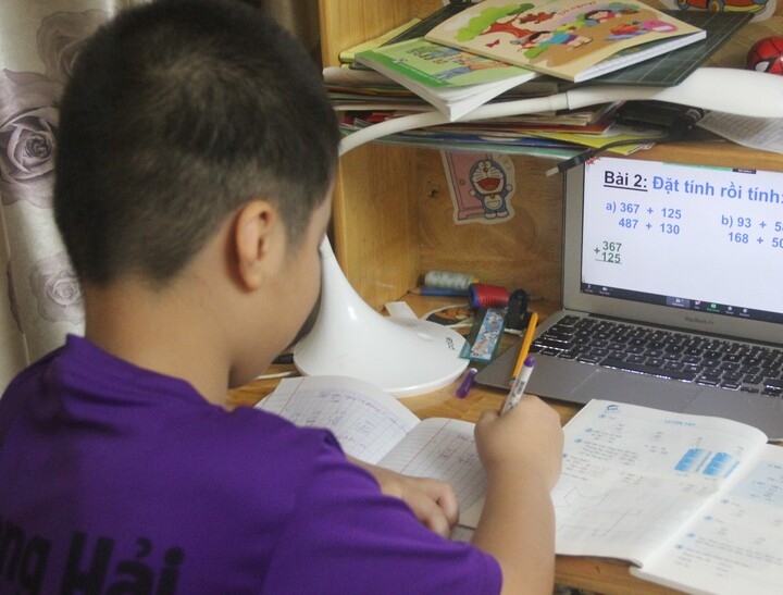 Bị phạt tới 10 triệu đồng vì ép con học quá sức, phụ huynh nói sao?